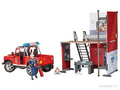 Bruder Feuerwehrstation mit Land Rover Defender und Feuerwehrmann